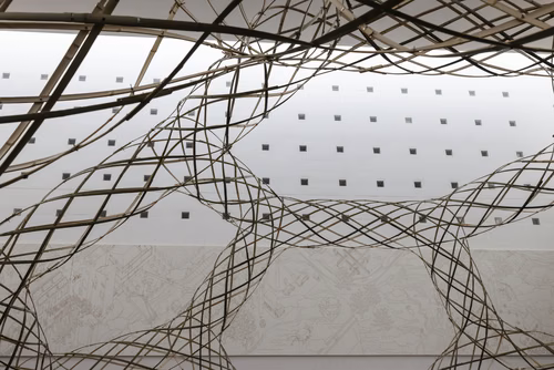 Une collaboration entre le Laboratoire d’informatique géométrique de l’EPFL et une artiste britannique débouche sur la création d’une impressionnante structure en bambous tressés.