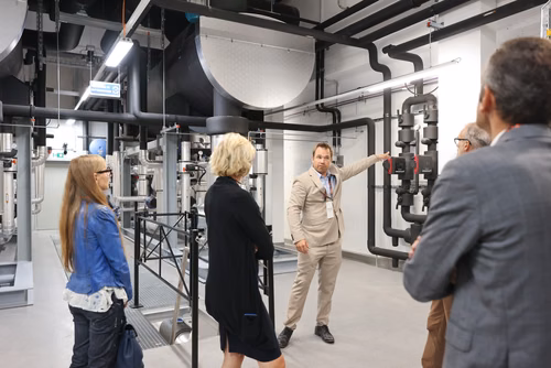 Après 3 ans de travaux, l’EPFL inaugure aujourd’hui sa nouvelle centrale thermique qui permet au campus lausannois de se chauffer et de se refroidir intégralement avec l’eau du lac et en exploitant la chaleur dégagée par son centre de données. Pour l’École, il s’agit d’une étape majeure en vue d’atteindre la neutralité carbone.