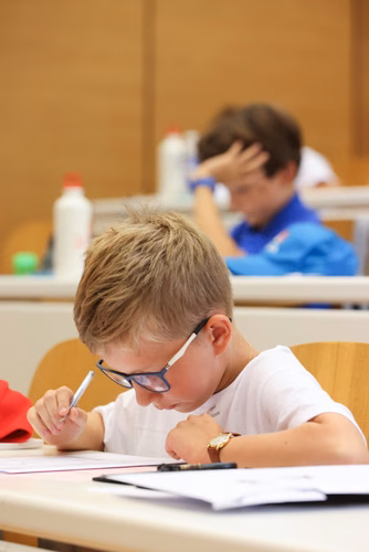 Le championnat des jeux mathématiques et logiques est une compétition populaire et scolaire organisée chaque année à l’échelon européen. Il voit s’affronter des passionné·e·s de mathématiques de toutes générations venus d’une douzaine de pays. Sa finale internationale, qui a traditionnellement lieu à Paris, sera cette année organisée à Lausanne (EPFL). La FSJM gère depuis plus de 30 ans l’organisation de ce championnat en Suisse. Finale sur le Campus EPFL