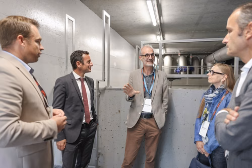 Après 3 ans de travaux, l’EPFL inaugure aujourd’hui sa nouvelle centrale thermique qui permet au campus lausannois de se chauffer et de se refroidir intégralement avec l’eau du lac et en exploitant la chaleur dégagée par son centre de données. Pour l’École, il s’agit d’une étape majeure en vue d’atteindre la neutralité carbone.
