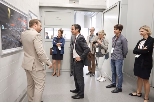 Après 3 ans de travaux, l’EPFL inaugure aujourd’hui sa nouvelle centrale thermique qui permet au campus lausannois de se chauffer et de se refroidir intégralement avec l’eau du lac et en exploitant la chaleur dégagée par son centre de données. Pour l’École, il s’agit d’une étape majeure en vue d’atteindre la neutralité carbone.