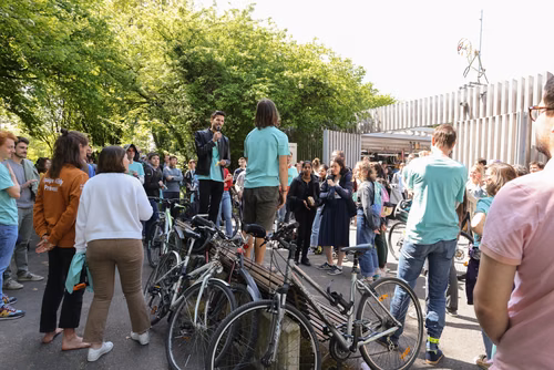 Bike to work est une action de PRO VELO Suisse qui réuni chaque printemps plus de 50'000 personnes à travers le pays. L’objectif est de faire découvrir au plus grand nombre de pendulaires le plaisir de se rendre au travail en vélo : un moyen de transport pratique, bon pour la santé et écologique. Remise des prix, Campus durable, EPFL-UNIL 