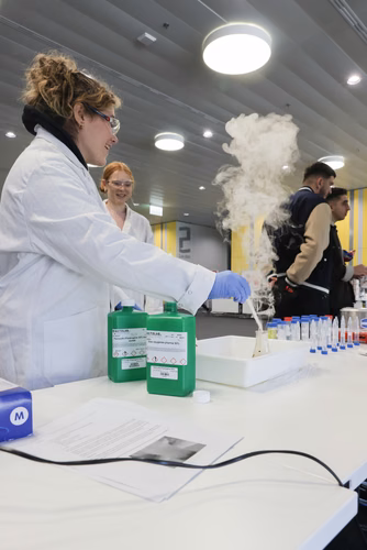 Un événement d’envergure pour préparer son avenir. Comme chaque année, l’EPFL, via son Service de promotion de l’éducation et en collaboration avec ses facultés, se réjouit d'accueillir les gymnasiennes et gymnasiens sur son campus. L’École propose de venir découvrir ses filières de formation, sa communauté estudiantine, son corps enseignant, ses équipes de recherche, les divers services dédiés aux étudiantes et étudiants débutant à l’EPFL, ainsi que les multiples associations chargées d’animer la vie socia