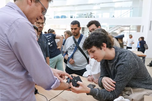 Durant le cours intitulé « Assistive Technology Challenge », des étudiants de l’EPFL ont développé des solutions personnalisées pour des patients atteints de handicap moteur.