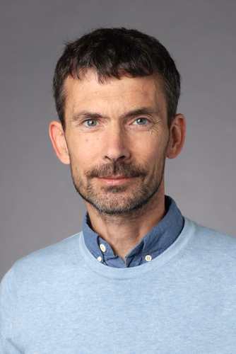 Professor Thomas Vidick joined EPFL in late 2024. He works on problems at the interface of quantum information, theoretical computer science and cryptography.