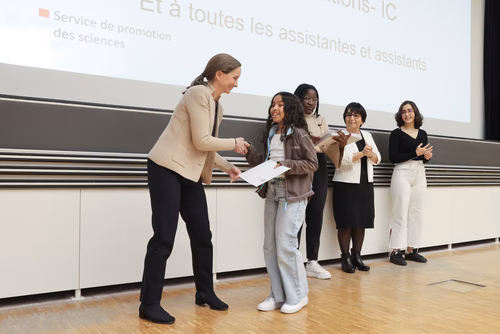 Journée à la découverte des Sciences Remise attestations "Internet & Code pour les filles" Service de la promotion des Sciences de l'EPFL 