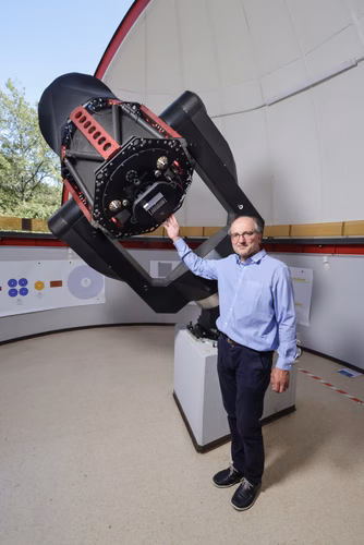 Depuis son arrivée en 2012, Jean-Paul Kneib joue un rôle essentiel dans de nombreuses activités de l’EPFL liées à l’astronomie et à l’espace. Il est actuellement directeur académique du Centre spatial de l’EPFL, qui célèbre son 20e anniversaire cette année.