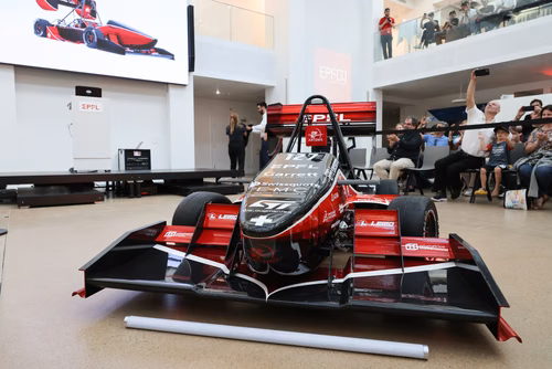 L’équipe a dévoilé mercredi soir sa nouvelle voiture de Formula Student électrique dans le nouveau makerspace de l’EPFL. Elle participera à quatre compétitions cet été en Europe. Artemis, la nouvelle voiture de Formula Student de l'EPFL Racing Team.