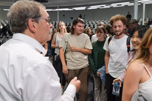 Conférence d'Alain Aspect, prix Nobel de physique 2022