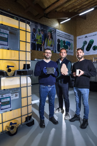 Une étude démontre la pertinence de nouvelles souches environnementales pour la fabrication de biociment. Son premier auteur, Dimitrios Terzis, est chercheur à l’EPFL et co-fondateur de la start-up Medusoil. Depuis 2024, la start-up produit ses liants durables dans le canton de Vaud.