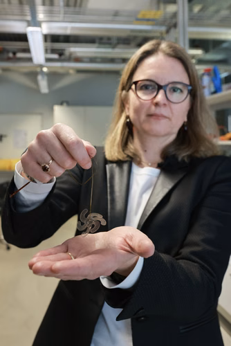 Des scientifiques de l’EPFL ont développé un réseau d’électrodes déployable au-dessus d’une relativement large surface du cortex cérébral, à travers un petit trou percé dans le crâne. La technologie pourrait fournir une solution minimalement invasive pour des patients épileptiques. Sukho Song et Stéphanie Lacour, professeure à l’institut Neuro X de l’EPFL, avec l'électrode déployable.