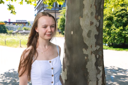 Like other students who earned the highest possible grade on their master’s thesis – while juggling it with sports, volunteer work and travel – Clémence Bachmann is exceptional. Yet she has something extra. Or rather something missing, as she’s nearly blind.