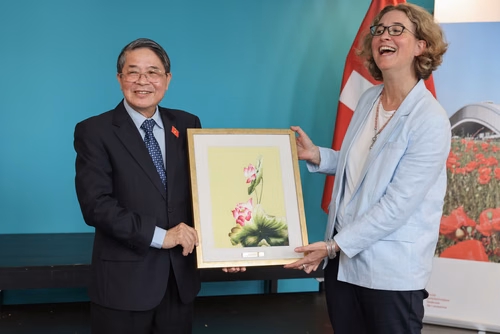 Visite d'une délégation du gouvernement vietnamien le 29 juillet 2025 à l'EPFL. Parmi le groupe, S.E. M. Le Thanh Long, Vice-premier ministre, et S.E. M. Nguyen Duc Hai, Vice-Président de l’Assemblée nationale, ainsi que des représentants de ministères clés et d’institutions nationales. La délégation a été accueillie par Ambrogio Fasoli, Vice-président pour les Affaires Académiques de l’EPFL, par Antoine Jourdan, directeur de SIP West EPFL et par Gillian Olivieri, directrice adjointe des Affaires internatio