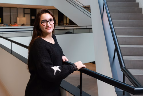 Originaire de Tunisie, Ghalia Dhaoui est arrivée à l’EPFL pour faire un bachelor en micro-ingénierie. Au printemps prochain, elle obtiendra son diplôme de la toute première promotion de master en sciences et ingénierie quantiques de l’EPFL, où elle est spécialisée dans le matériel quantique.