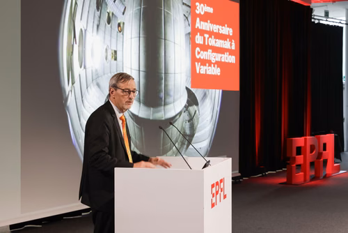 On September 21st, EPFL celebrate the 30th anniversary of its flagship experiment, the Tokamak à Configuration Variable (TCV). Operated by the Swiss Plasma Center as part of the EUROfusion Consortium, it is one of the key European facilities for the ITER project, which aims to demonstrate the scientific and technological feasibility of fusion as an energy source, and the development of DEMO, whose objective is to prove its commercial feasibility. The TCV Tokamak represents a major asset in the global effort