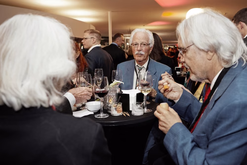 La première édition du gala EPFL Alumni a réuni près de 650 diplômé.es au Rolex Learning Center. Ils ont pu participer à une soirée festive et entendre le Prof. Patrick Aebischer – Président de l’EPFL jusqu’à fin 2016 – et le Prof. Martin Vetterli – Président de l’EPFL dès 2017 – échanger sur la transmission de Présidence.