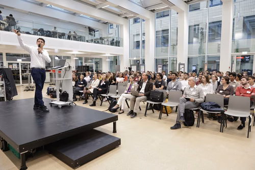 After two months of conducting research in an EPFL laboratory, the interns will present their research projects in the form of a poster or a short oral presentation (My research in 180 sec) to a selected audience including professors, donors, organizers as well as the cohort of interns.