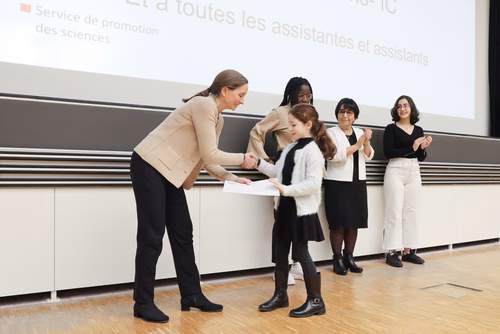 Journée à la découverte des Sciences Remise attestations "Internet & Code pour les filles" Service de la promotion des Sciences de l'EPFL 
