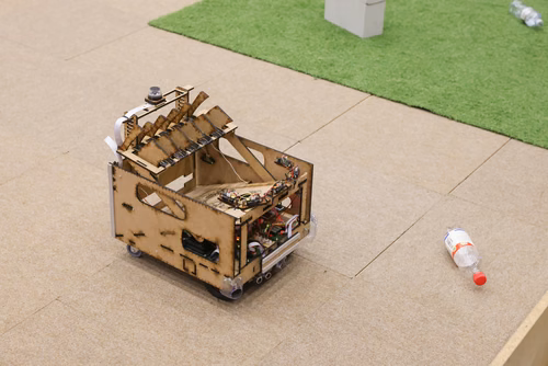 Quatre équipes de trois étudiants ont travaillé pendant un semestre pour concevoir et construire un robot de A à Z. Lors de la compétition, chacun des robots aura 10 minutes pour récolter le plus grand nombre de bouteilles vides et les ramener à la station de recyclage.