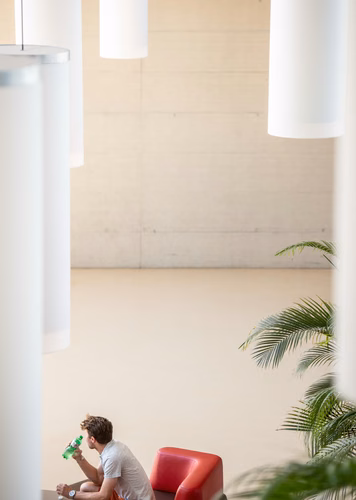 En pause, bâtiment des Sciences de la vie (SV).