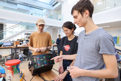 Fix N’Replace est un événement en collaboration avec les apprentis et formateurs l’école technique des métiers de Lausanne et le UP Fashion Lab de Unipoly dans le but de promouvoir la réparation des objets du quotidien. Les étudiants et collaborateurs peuvent amener leurs objets et habits défectueux et les faire réparer gratuitement !