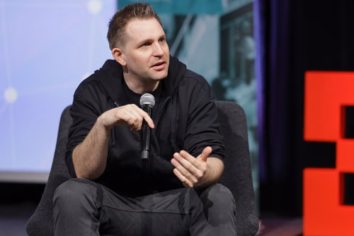 Max Schrems est une figure clé dans le domaine de la protection des données internationales, salué pour ses efforts juridiques novateurs visant à défendre les droits individuels en matière de données.