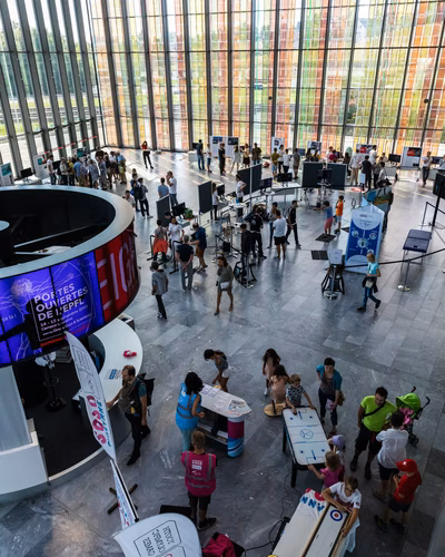 Le campus de l'EPFL était en liesse ce week-end à l'occasion des Portes ouvertes organisées pour le 50è anniversaire de l'Ecole. Près de 40'000 visiteurs ont parcouru le site sous un soleil radieux. 