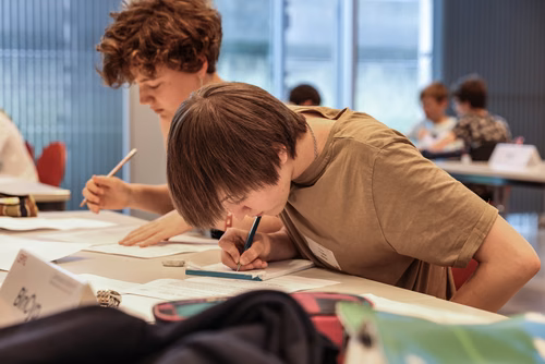 Le concours Alkindi-suisse est une compétition de cryptographie qui a lieu chaque année et ouverte aux classes de 9e, 10e et 11e secondaires. Il est organisé par l’EPFL, les associations Animath et France-ioi. La participation est entièrement gratuite.
