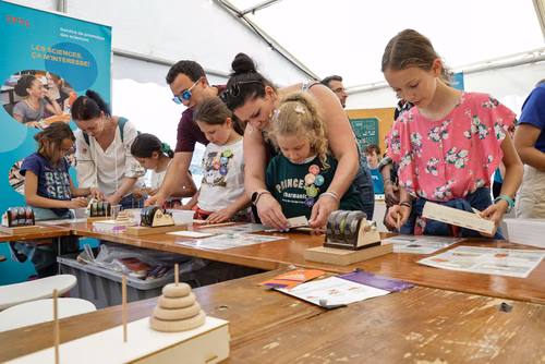 Organisée par le Musée d’histoire des sciences de la Ville de Genève, la Nuit de la science attire, à chaque édition, plus de 30’000 curieux ou passionnés de la science et propose une cinquantaine de stands, ateliers et autres animations qui permettent aux scientifiques d’aller à la rencontre du grand public. Ce dialogue est à la base d’une communication indispensable pour faire découvrir les sciences d’aujourd’hui que ce soit auprès des adultes ou des jeunes. Service de promotion des sciences de l'EPFL 