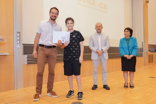 Remise des attestations aux participantes et participants aux cours organisés par le Service de Promotion des Sciences dans le canton du Jura. Avec la participation, pour cette édition, du ministre de l'enseignement, Martial Coutet et du vice-président pour l’innovation et l’impact, Edouard Bugnon