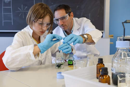 Remises des attestations pour les enfants du Jura 2023 En présence du Ministre de l’éducation du Canton du Jura, M. Martial Courtet Service de promotion des Sciences 