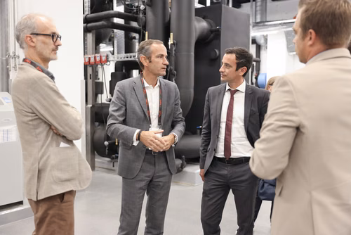 Après 3 ans de travaux, l’EPFL inaugure aujourd’hui sa nouvelle centrale thermique qui permet au campus lausannois de se chauffer et de se refroidir intégralement avec l’eau du lac et en exploitant la chaleur dégagée par son centre de données. Pour l’École, il s’agit d’une étape majeure en vue d’atteindre la neutralité carbone.