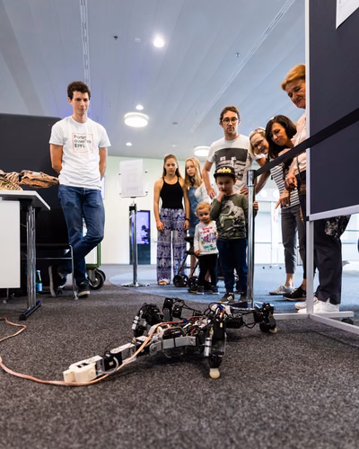 Le campus de l'EPFL était en liesse ce week-end à l'occasion des Portes ouvertes organisées pour le 50è anniversaire de l'Ecole. Près de 40'000 visiteurs ont parcouru le site sous un soleil radieux. 