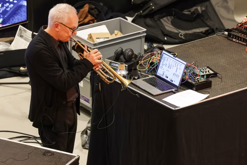 Dans le cadre de l'exposition actuelle Musica ex Machina, des artistes-chercheur·euses de l'Orpheus Instituut de Gand (BE) explorent l'espace intermédiaire. Ils·elles présentent des instruments nouveaux et étendus, des interfaces inédites, des objets quotidiens réaffectés et l'espace lui-même. Nous faisons l'expérience de l'interaction entre musiciens et algorithmes, de la mécanique à l'IA, dans la composition, l'improvisation et l'installation, pour sonder la technicité inhérente à la musique et à la fabri