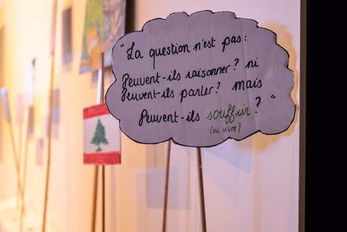 Les arbres peuvent vivre plus de 1000 ans, les modèles climatiques actuels prévoient les changements climatiques jusqu'à un peu plus de 100 ans dans le futur. Que se passera-t-il ensuite? La collaboration entre le Plant Ecology Research Lab (PERL) de l'EPFL, l'artiste de performance Maja Renn et le designer et artiste Krzysztof Wronski a donné naissance à un voyage spéculatif dans le temps et dans le futur proche des arbres indigènes.