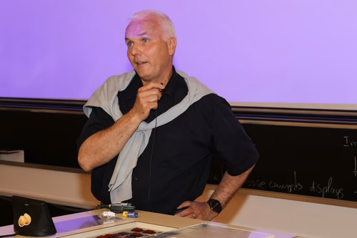 A l'occasion du dernier cours de Claude Nicollier, ses amis, collègues et famille lui ont fait la surprise d'être présents