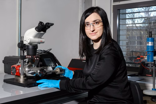 Une chercheuse de l’EPFL est parvenue à observer le comportement d’un catalyseur à l’échelle des particules durant l’électrolyse de l’eau. Cette réaction chimique, qui permet de «séparer» l’eau en oxygène et en hydrogène, est prometteuse pour stocker les énergies renouvelables. Les catalyseurs sont indispensables à cette réaction, mais leur comportement est encore largement incompris.