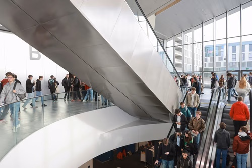 Un événement d’envergure pour préparer son avenir. Comme chaque année, l’EPFL, via son Service de promotion de l’éducation et en collaboration avec ses facultés, se réjouit d'accueillir les gymnasiennes et gymnasiens sur son campus. L’École propose de venir découvrir ses filières de formation, sa communauté estudiantine, son corps enseignant, ses équipes de recherche, les divers services dédiés aux étudiantes et étudiants débutant à l’EPFL, ainsi que les multiples associations chargées d’animer la vie socia