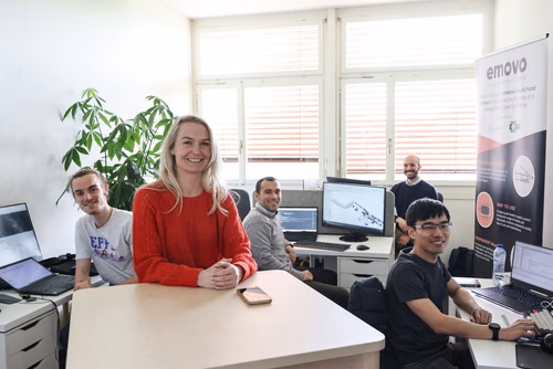 l’exosquelette de la main développé par la spin-off Emovo Care est conçu pour améliorer les mouvements de préhension de personnes handicapées suite à une attaque cérébrale ou un accident. Développé en contact étroit avec les utilisateurs et les thérapeutes, il est actuellement testé avec succès dans plusieurs hôpitaux et centres de rééducation.