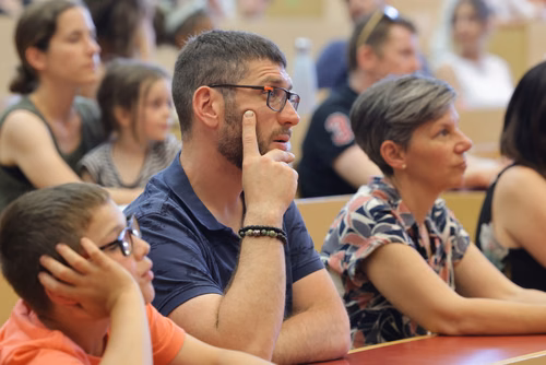 Remise des attestations aux participantes et participants aux cours organisés par le Service de Promotion des Sciences dans le canton du Jura. Avec la participation, pour cette édition, du ministre de l'enseignement, Martial Coutet et du vice-président pour l’innovation et l’impact, Edouard Bugnon