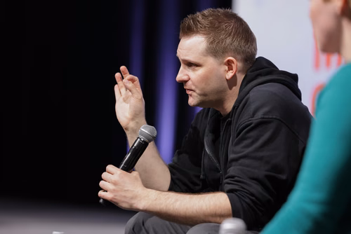 Max Schrems est une figure clé dans le domaine de la protection des données internationales, salué pour ses efforts juridiques novateurs visant à défendre les droits individuels en matière de données.