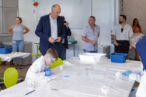 Destiné aux jeunes filles et garçons de sept à seize ans, il propose une approche pédagogique active et ludique qui éveille l’intérêt pour les sciences et pour les technologies. Ce, grâce à un partenariat avec UBS et la collaboration entre le Service de promotion des sciences de l’EPFL, l’EPFL Valais Wallis et le Canton du Valais. Canton du Valais  NCCR Catalysis, pôle de recherche du fonds national Suisse