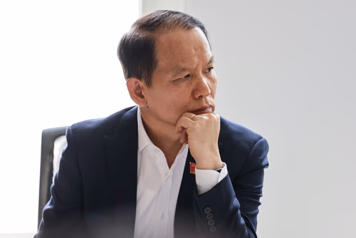 Visite d'une délégation du gouvernement vietnamien le 29 juillet 2025 à l'EPFL. Parmi le groupe, S.E. M. Le Thanh Long, Vice-premier ministre, et S.E. M. Nguyen Duc Hai, Vice-Président de l’Assemblée nationale, ainsi que des représentants de ministères clés et d’institutions nationales. La délégation a été accueillie par Ambrogio Fasoli, Vice-président pour les Affaires Académiques de l’EPFL, par Antoine Jourdan, directeur de SIP West EPFL et par Gillian Olivieri, directrice adjointe des Affaires internatio