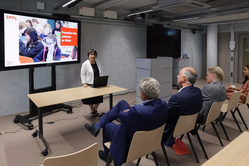 Destiné aux jeunes filles et garçons de sept à seize ans, il propose une approche pédagogique active et ludique qui éveille l’intérêt pour les sciences et pour les technologies. Ce, grâce à un partenariat avec UBS et la collaboration entre le Service de promotion des sciences de l’EPFL, l’EPFL Valais Wallis et le Canton du Valais. Canton du Valais  NCCR Catalysis, pôle de recherche du fonds national Suisse