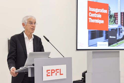 Après 3 ans de travaux, l’EPFL inaugure aujourd’hui sa nouvelle centrale thermique qui permet au campus lausannois de se chauffer et de se refroidir intégralement avec l’eau du lac et en exploitant la chaleur dégagée par son centre de données. Pour l’École, il s’agit d’une étape majeure en vue d’atteindre la neutralité carbone. M. Vetterli, président EPFL.
