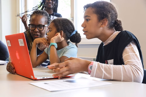 Le Meet up national annuel du Coding club des filles sur le campus de l’EPFL Service de promotion des sciences SPS 