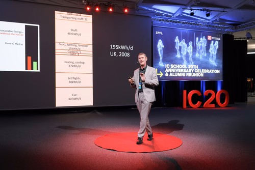 Cette année, la Faculté informatique et communications célèbre son 20e anniversaire, une étape importante dans un domaine qui s’est transformé au cours des deux dernières décennies. Durant cette période, des milliers d’étudiantes et étudiants en bachelor, en master et en doctorat ont obtenu leur diplôme, et ont ensuite contribuer à l’évolution de la branche, tant dans le milieu universitaire que dans le secteur privé.