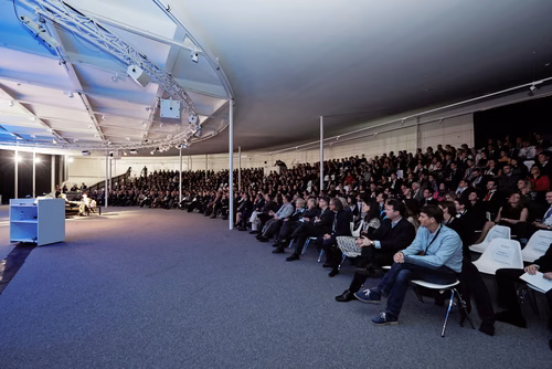 La première édition du gala EPFL Alumni a réuni près de 650 diplômé.es au Rolex Learning Center. Ils ont pu participer à une soirée festive et entendre le Prof. Patrick Aebischer – Président de l’EPFL jusqu’à fin 2016 – et le Prof. Martin Vetterli – Président de l’EPFL dès 2017 – échanger sur la transmission de Présidence.