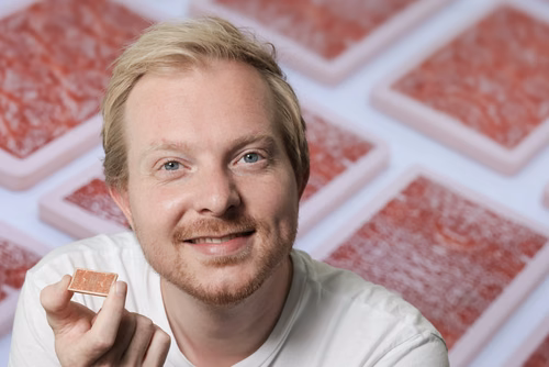 Pionnier des systèmes de refroidissement liquide intégrés sur les puces durant son doctorat, Remco van Erp raconte comment l’interdisciplinarité du Powerlab et l’essor de l’IA générative ont donné l’impulsion à sa start-up, Corintis.