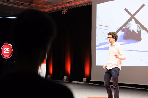Pour sa quatrième édition, le concours Ma thèse en 180 secondes a couronné hier soir Alvaro Charlet, doctorant en science des matériaux. Il a expliqué aux 600 spectateurs du Forum Rolex comment les hydrogels qu’il fabrique et teste pourraient un jour remplacer des ligaments.